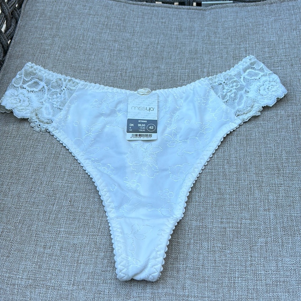 NWT MissYA size 42